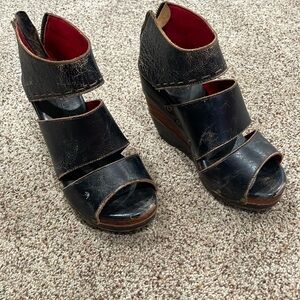 BedStu distressed leather sandal. Black